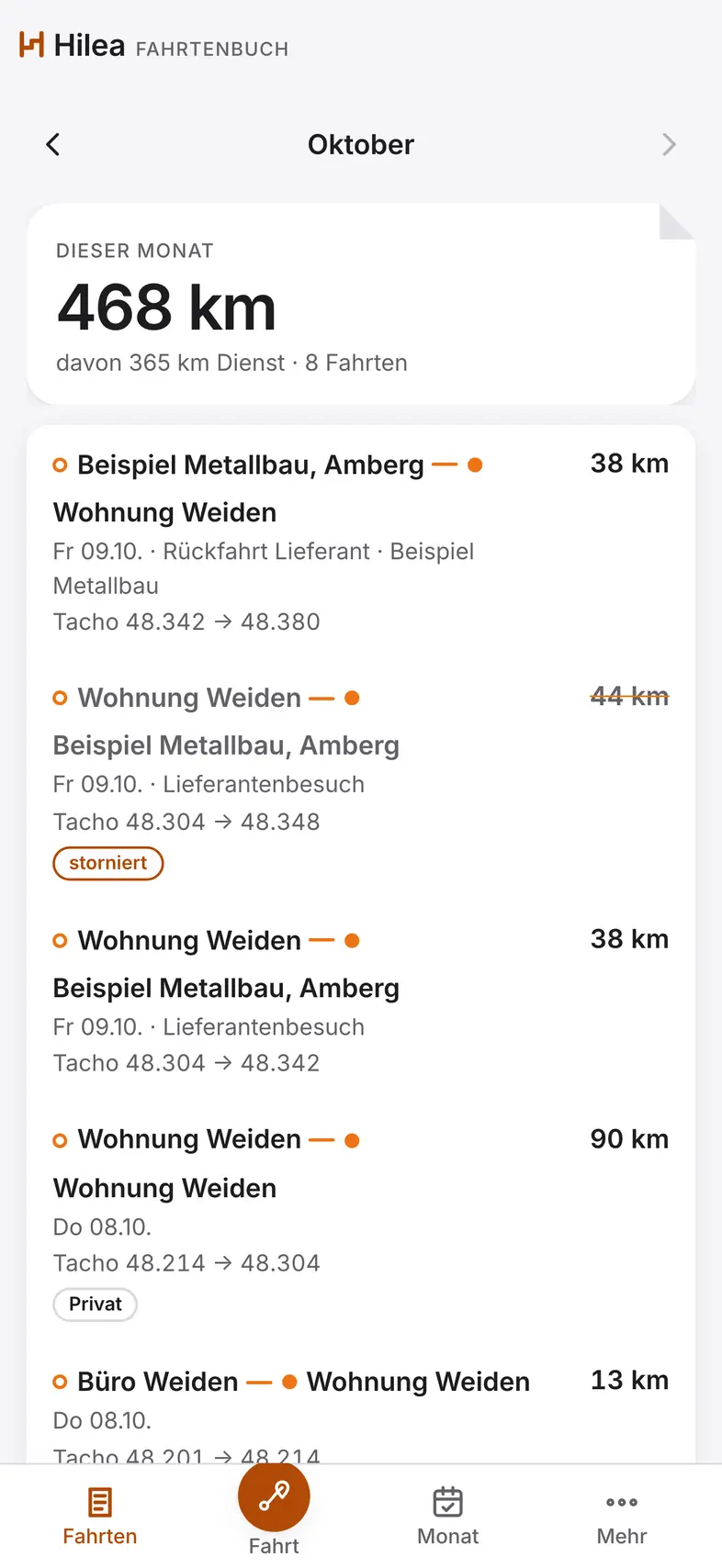 Hilea Fahrtenbuch auf dem Telefon: die Fahrtenliste des Monats Oktober mit der Gesamtstrecke, darunter einzelne Fahrten mit Tachostand, Ziel und Hinweisen.
