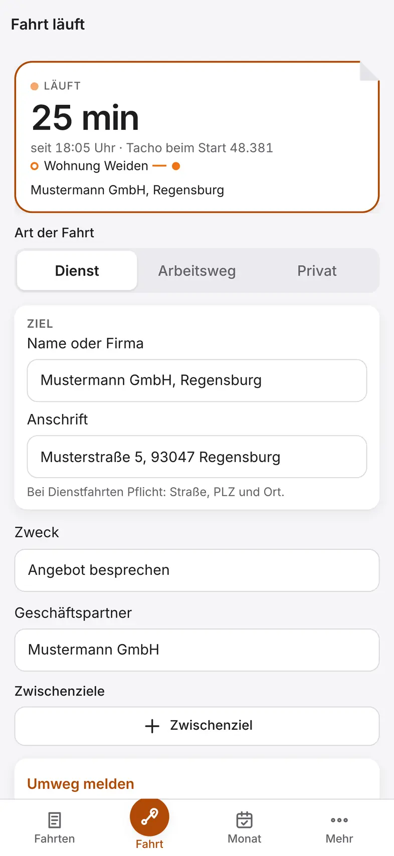 Hilea Fahrtenbuch: eine laufende Fahrt mit der Dauer, darunter die Wahl zwischen Dienst, Arbeitsweg und Privat sowie die Felder für Ziel, Anschrift und Zweck.